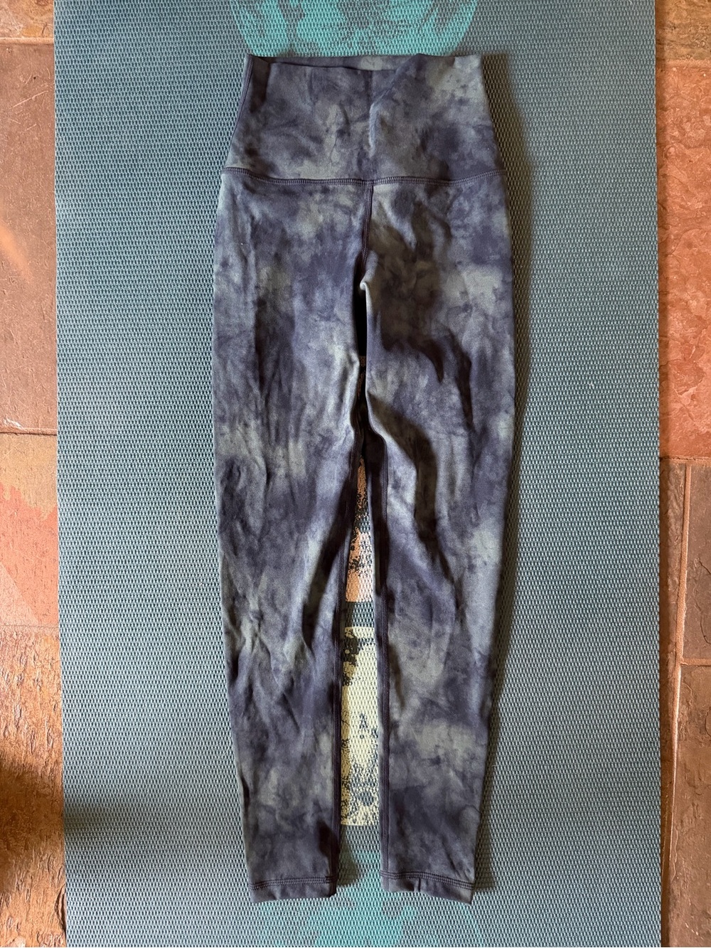 manduka Tie-Dye Leggings in Navy and Gray